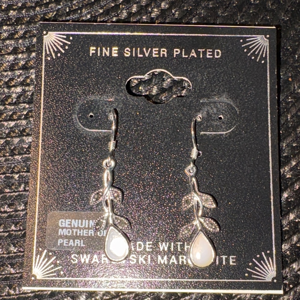0131) Vintage NOS Swarovski Marcasite Genuine Mother of Pearl SP earrings